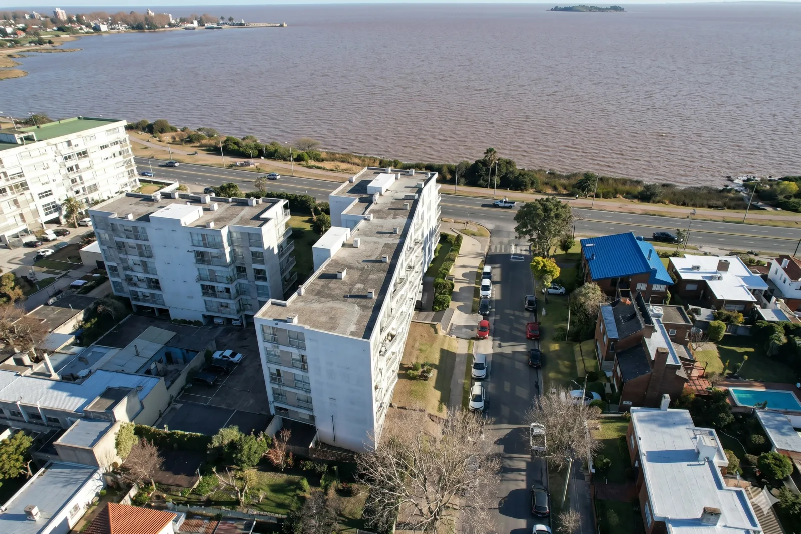 Edificios modernos frente al Río de la Plata en Colonia, ideales para alquiler
